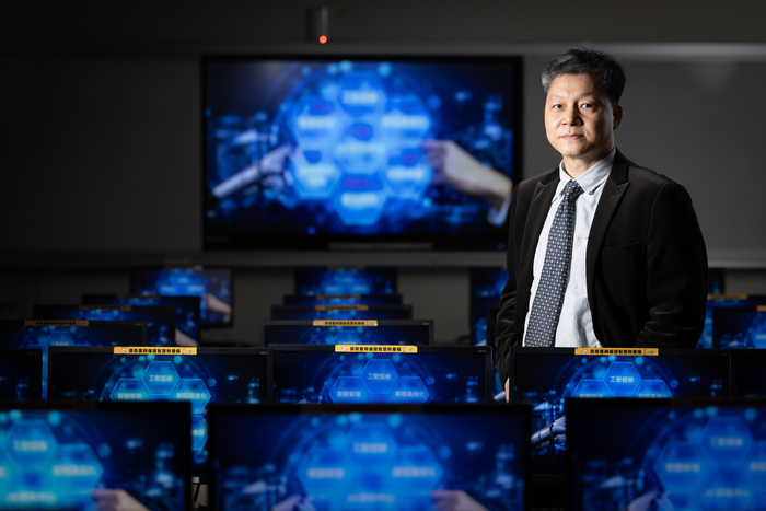 明志科技大學陳延禎主任領軍 AI 中心，打破傳統系所藩籬，以「工業 AI」為核心，讓演算法不再只是實驗室數據，而是解決產線難題的關鍵利刃。圖片