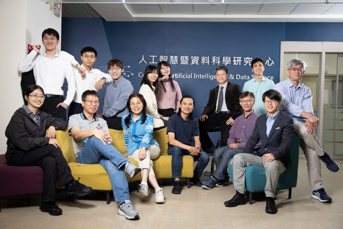 中心採AI+X專題雙師制並引進業界真實專案，讓學生在解決製程痛點的過程中，磨練出理解產業需求、具備即戰力的整合視野。圖片