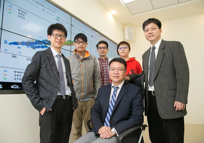 圖說：AI&DS中心主任劉豐瑞教授（中坐者）、副主任陳延禎（右一）、陳思翰（左一）和中心團隊成員合影。